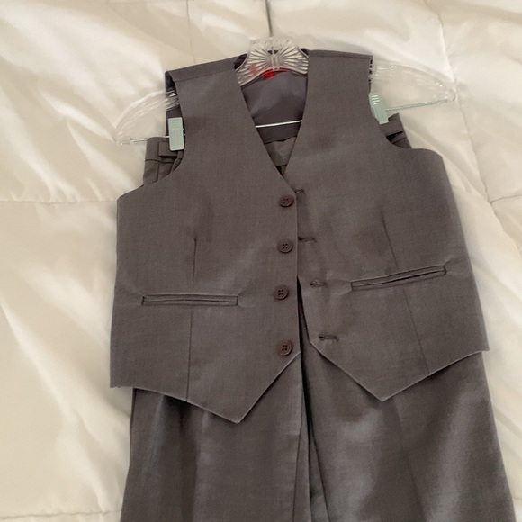 Youth boys Gilberti 3 piece gray suit. Size 8. Excellent condition. - Picture 4 of 8